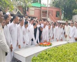 টুঙ্গিপাড়ায় জাতির পিতার সমাধিতে সিলেট জেলা যুবলীগ নেতৃবৃন্দের শ্রদ্ধা নিবেদন